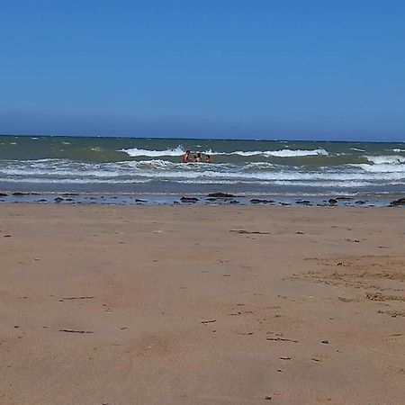 Gite De La Baleine Luc-sur-Mer Bagian luar foto